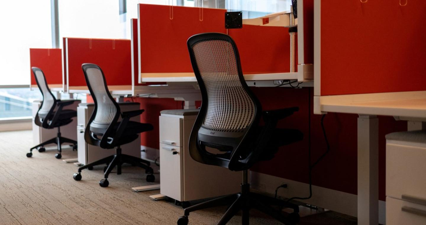 Η τεχνητή νοημοσύνη «κουρεύει» τις δουλειές γραφείου – Χιλιάδες θέσεις εργασίας γίνονται καπνός