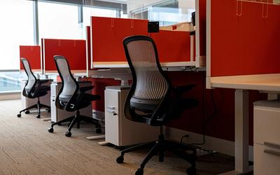 AI "τρώει" δουλειές γραφείου: Χιλιάδες άνεργοι και ένα δυσοίωνο μέλλον