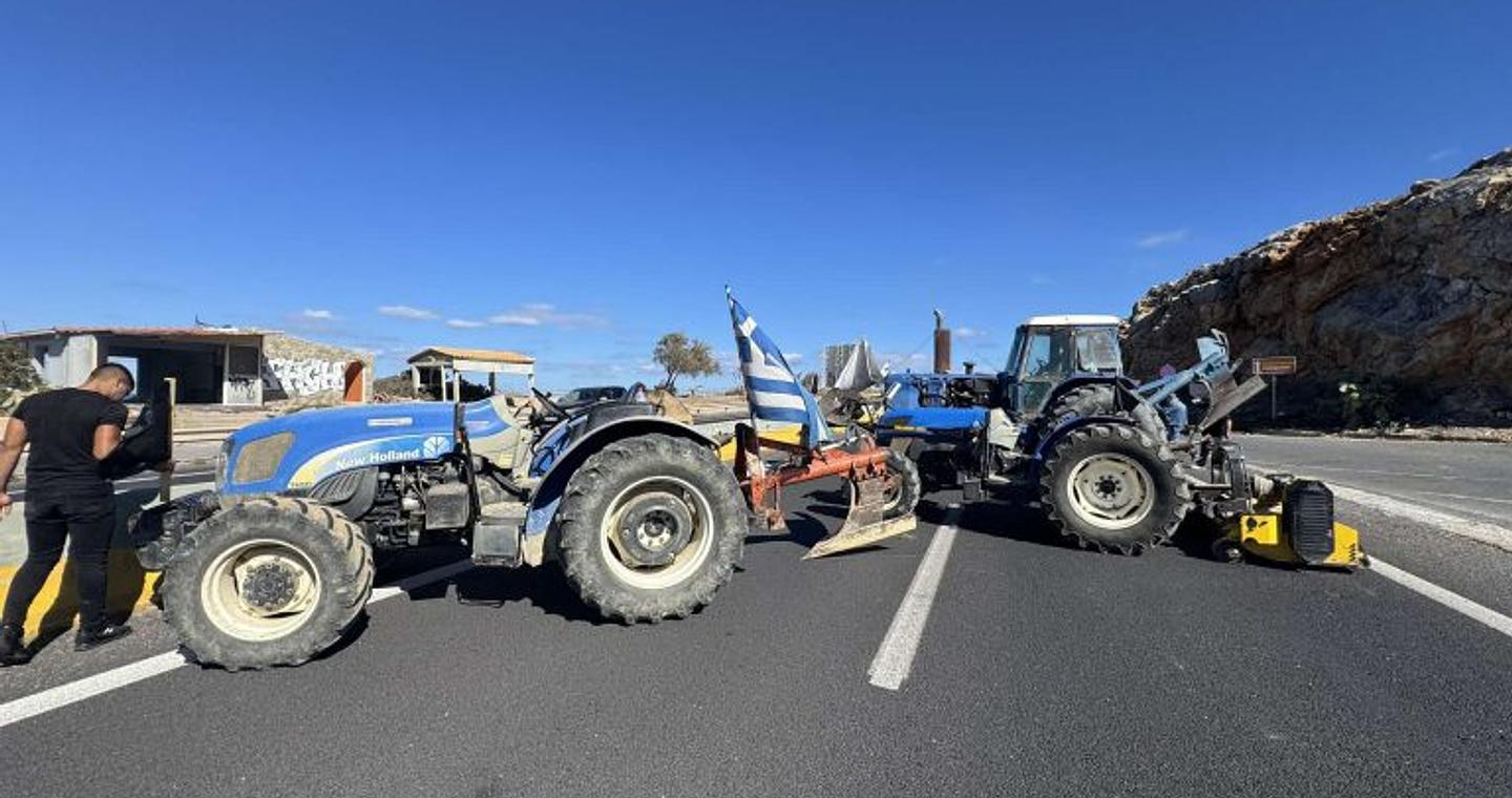 Για δεύτερη ημέρα στα μπλόκα οι αγροτοκτηνοτρόφοι της Κρήτης: Εκ περιτροπής κλείσιμο του ΒΟΑΚ – Αποκλεισμός της Εθνικής Οδού στο Ηράκλειο