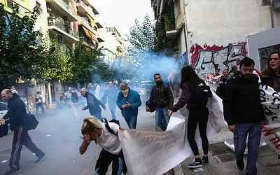 Ένταση στη Βουλή: Ο ΣΥΡΙΖΑ ερωτά τον Χρυσοχοΐδη για τα χημικά στο Μεταξουργείο