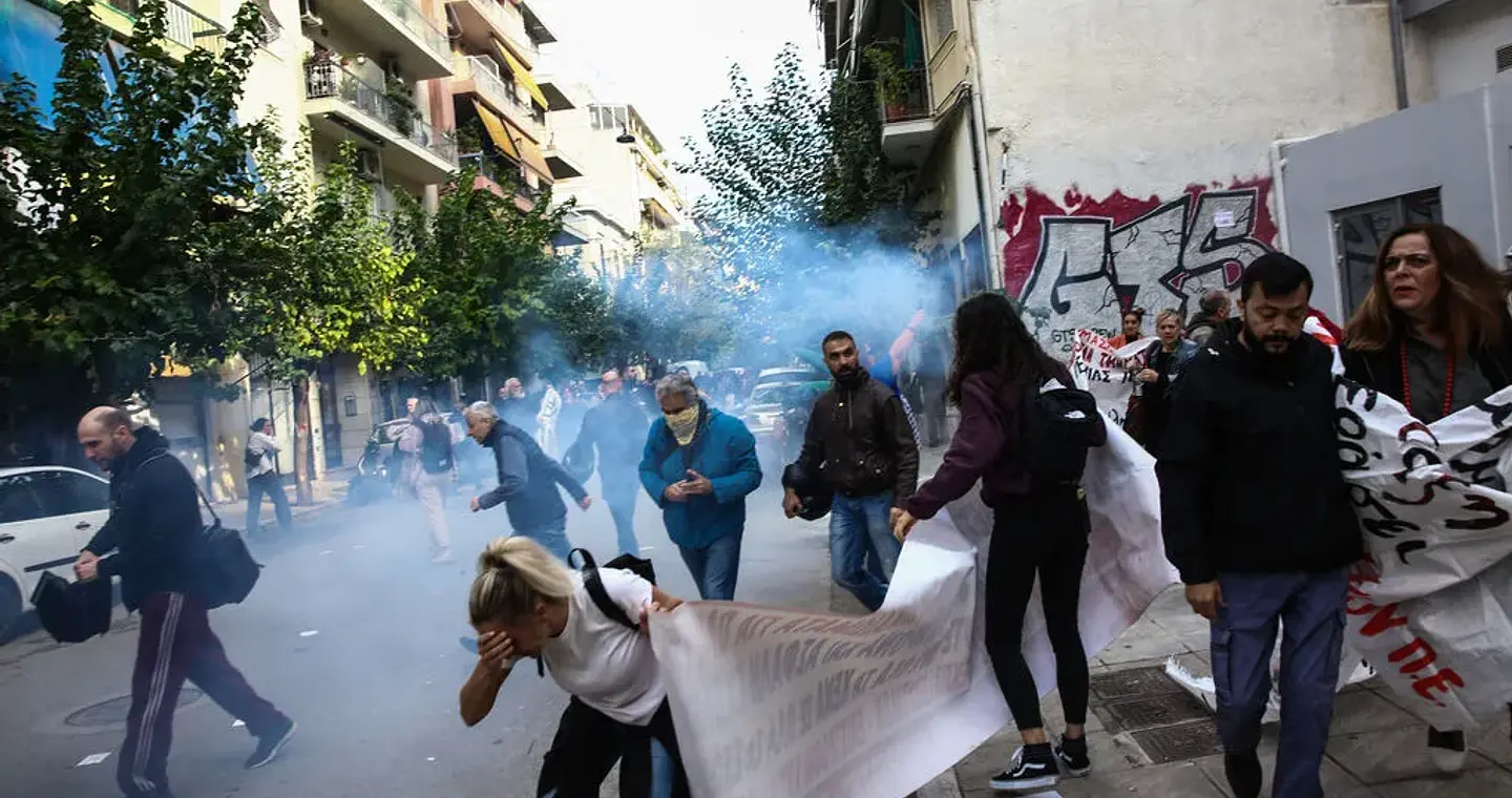 Στη βουλή φέρνει ο ΣΥΡΙΖΑ τα χημικά των ΜΑΤ σε παιδιά και γονείς