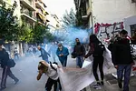 Ένταση στη Βουλή: Ο ΣΥΡΙΖΑ ερωτά τον Χρυσοχοΐδη για τα χημικά στο Μεταξουργείο