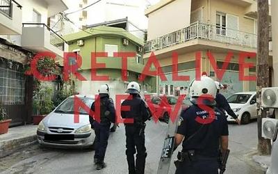 Έφοδος της ΕΛ.ΑΣ. σε κατάληψη μετά την επίθεση στον Βορίδη