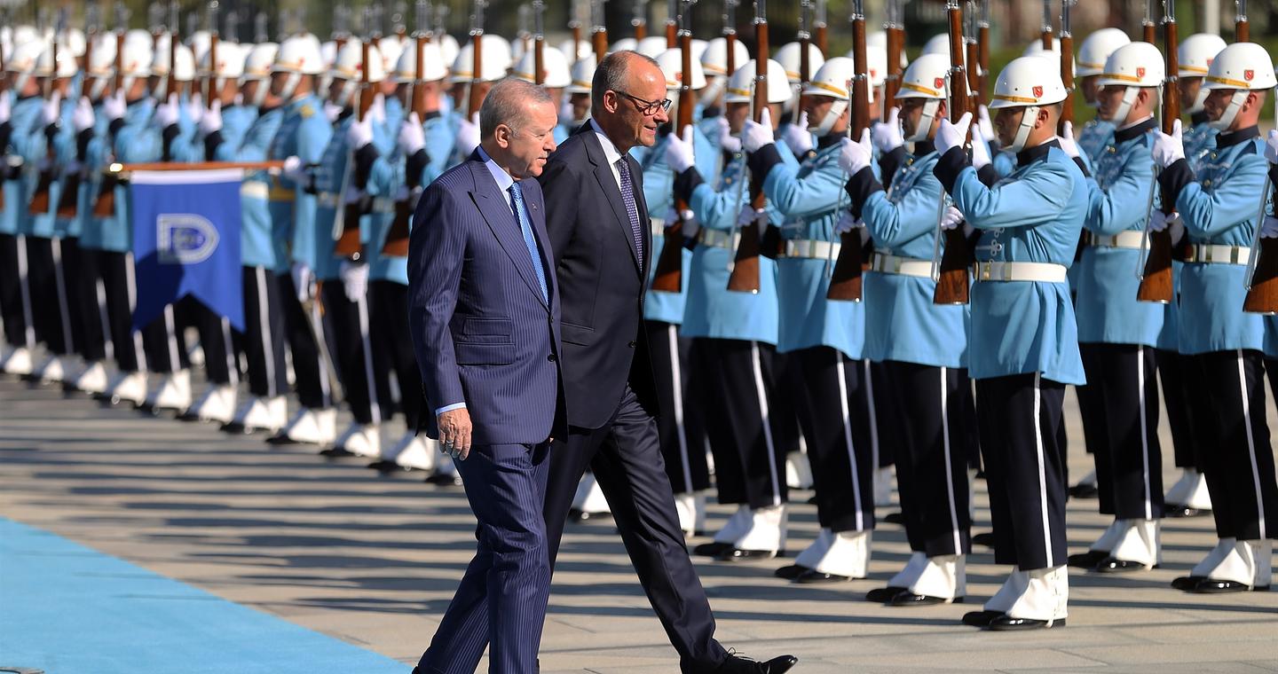 Μαθήματα Ερντογάν στον Μερτς