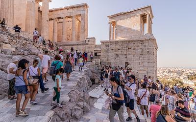 Τουρισμός: Έσοδα-ρεκόρ στα χαρτιά, πώς χάνεται η φορολογητέα ύλη;