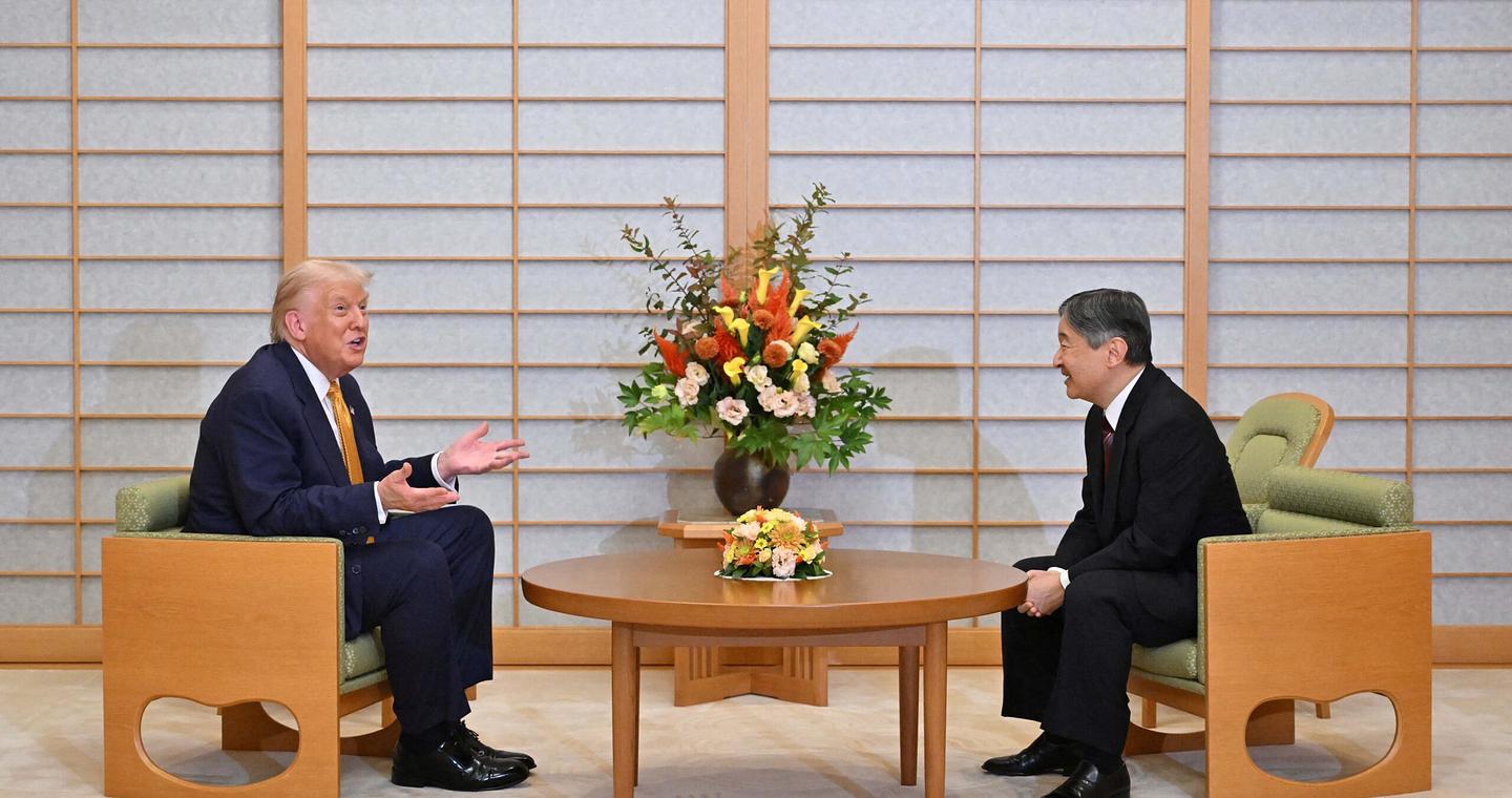 Αυτοκρατορική υποδοχή του Τραμπ στην Ιαπωνία – Ελπίδες για εμπορική «εκεχειρία» με Κίνα