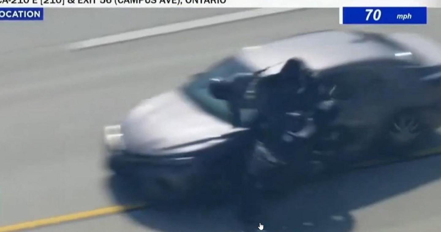 Δείτε βίντεο: Αστυνομικός εκτός υπηρεσίας στις ΗΠΑ πετάει στον αέρα μηχανή, ο αναβάτης της οποίας είχε σκοτώσει συνάδελφό του