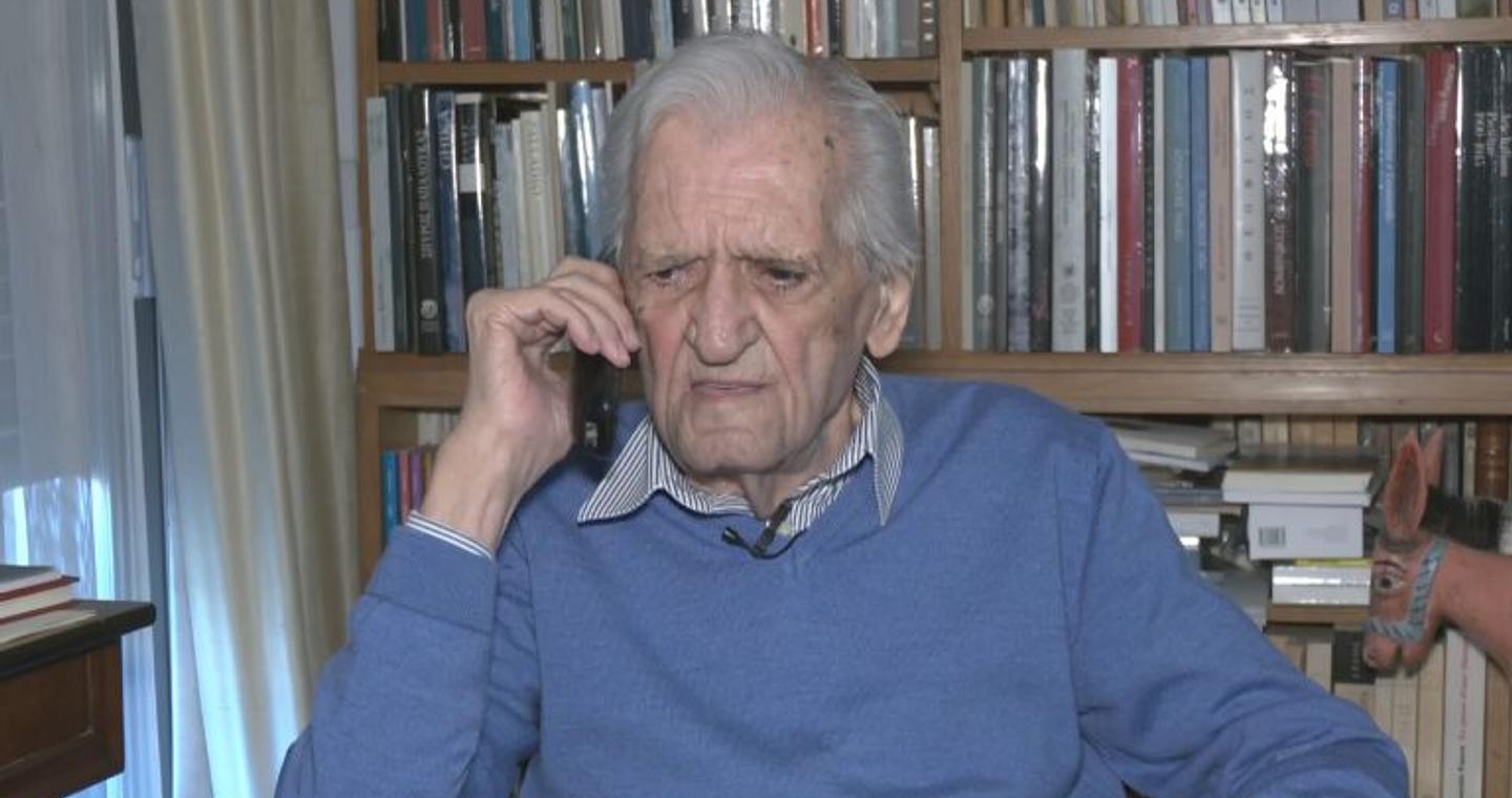 28η Οκτωβρίου: Ο Τίτος Πατρίκιος στο ΕΡΤnews θυμάται την ημέρα κήρυξης του πολέμου – Το κορίτσι που τον έσωσε από τη σύλληψη των Γερμανών και τα σπασμένα γυαλιά στην τσέπη