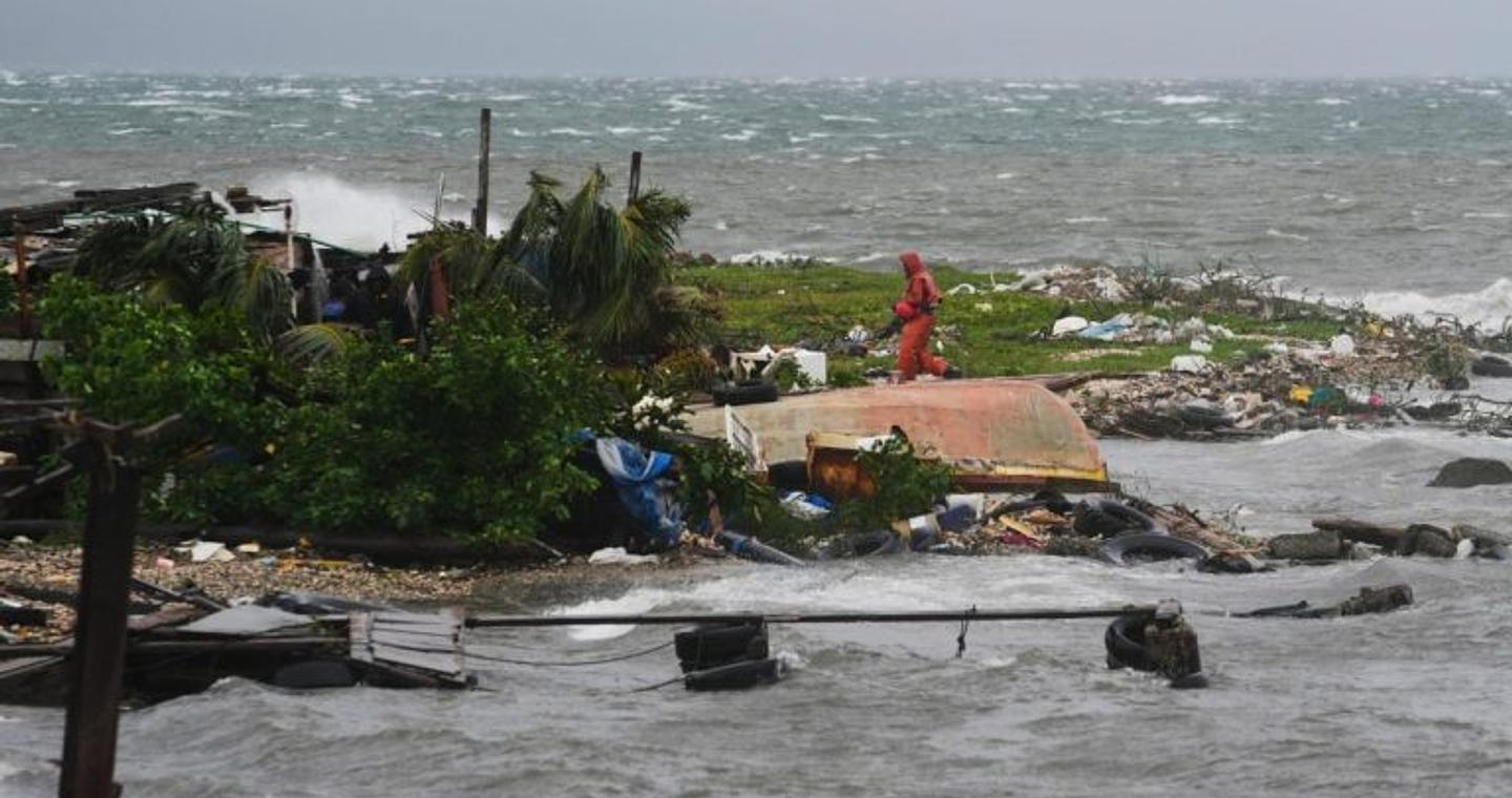 Τυφώνας Μελίσσα: Συναγερμός στην Τζαμάικα, τρέχει με ταχύτητα 270 χλμ – Ο ισχυρότερος στον Ατλαντικό για το 2025 (Live εικόνα)