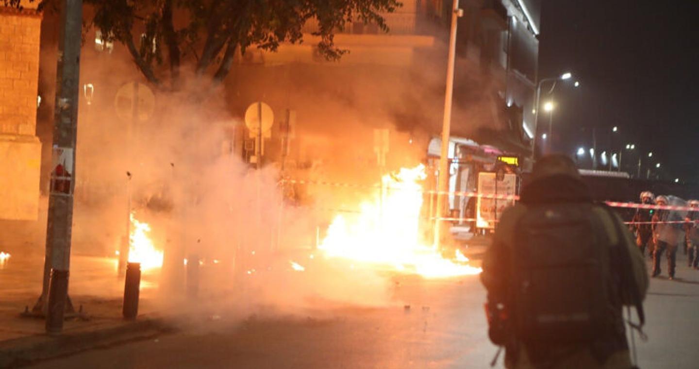 Επίθεση με μολότοφ σε διμοιρία των ΜΑΤ στο κέντρο της Θεσσαλονίκης
