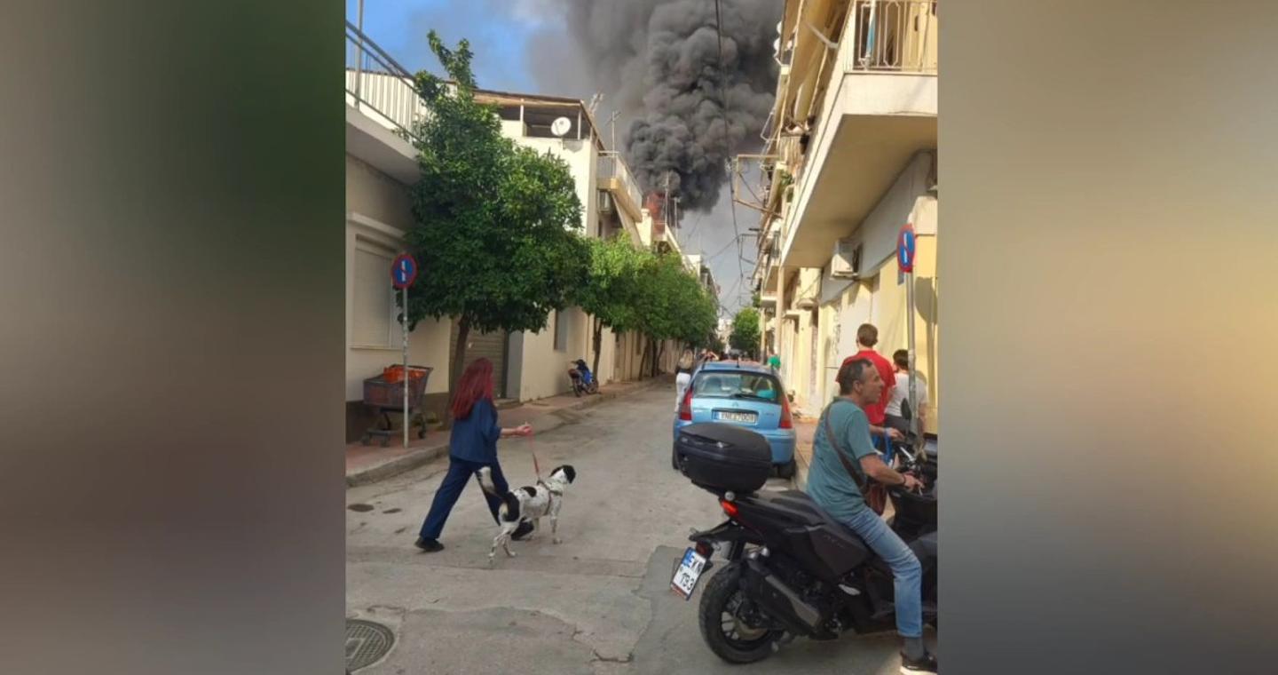 Φωτιά με εκρήξεις σε ταράτσα στους Άγιους Αναργύρους [βίντεο]