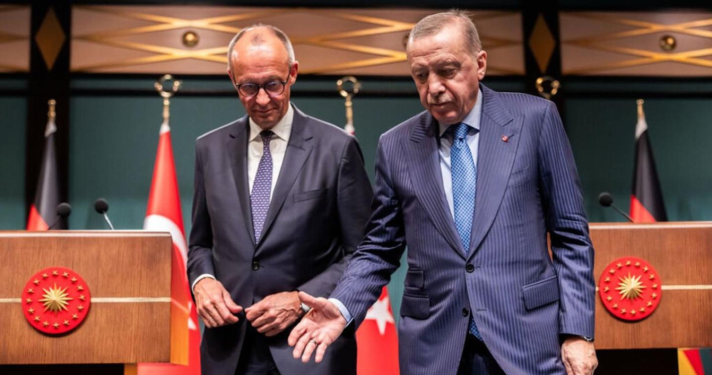 Από τους κανονιοβολισμούς στις αντιπαραθέσεις: Ο Ερντογάν υποδέχθηκε τον Μερτς με τιμές και σκληρές λέξεις