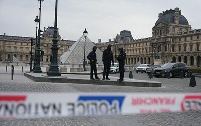 Λούβρο: Προφυλακίστηκε 38χρονη για την κλοπή – «Έχει καταρρεύσει» λέει ο δικηγόρος