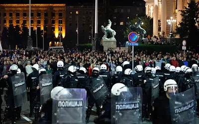 Ένταση στο Βελιγράδι: Συγκέντρωση Βούτσιτς και απεργία πείνας μητέρας