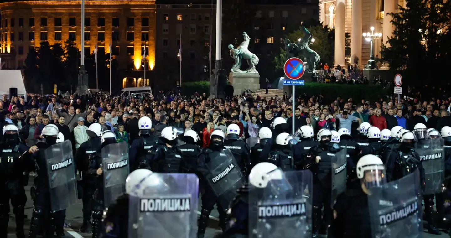 «Βράζει» η Σερβία: Προκλητική συγκέντρωση Βούτσιτς δίπλα στη μάνα - απεργό πείνας