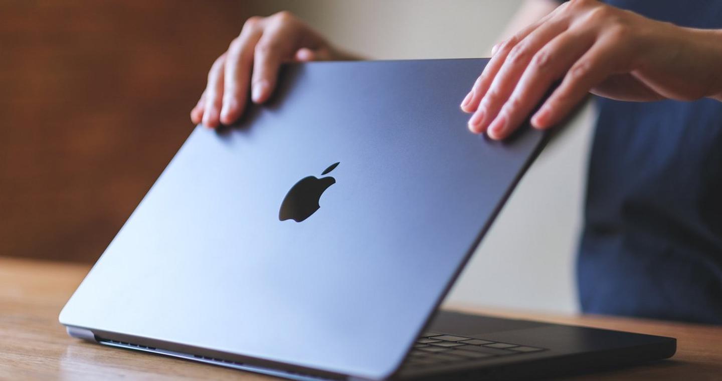 Η Apple ετοιμάζει το πρώτο «φθηνό» laptop στην ιστορία της -Γιατί κάνει στροφή