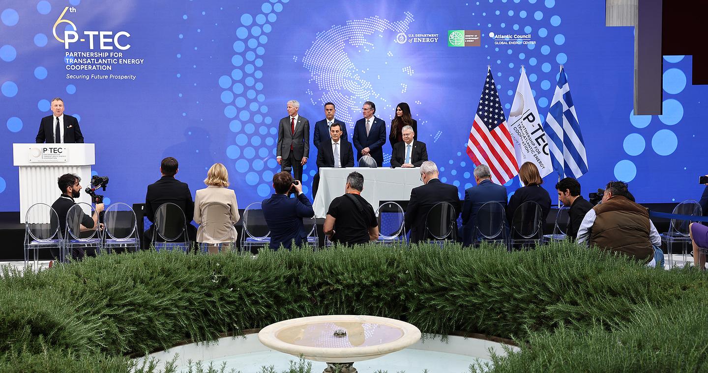 ExxonMobil, Helleniq Energy και Energean υπέγραψαν συμφωνία για τους υδρογονάνθρακες στο Ιόνιο