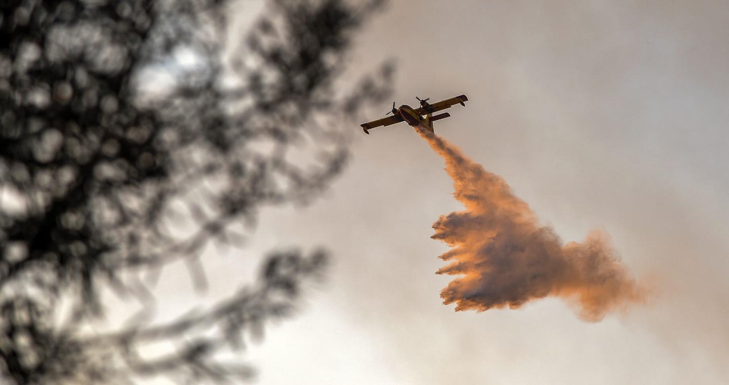 Μάχη με διάσπαρτες εστίες στην Αχαΐα, μαίνεται η φωτιά στη Χίο