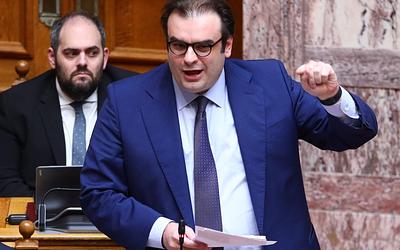 ΕΛΤΑ: Ένταση στη Βουλή για το κλείσιμο καταστημάτων – Αντεγκλήσεις Πιερρακάκη-Φάμελλου