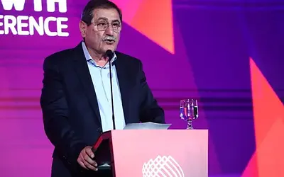 Μαξίμου vs. Πελετίδης: Νέα κόντρα για τις πινακίδες στα σχολεία της Πάτρας