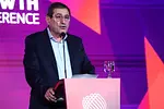 Μαξίμου vs. Πελετίδης: Νέα κόντρα για τις πινακίδες στα σχολεία της Πάτρας