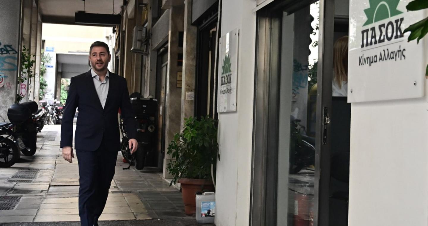 O Kρητικός Ανδρουλάκης, ο «αμερικανόφιλος Γεωργιάδης» και τα Βορίζια- Η σύγκρουση για την οπλοκατοχή και η φωτογραφία του προέδρου με αποκριάτικο όπλο