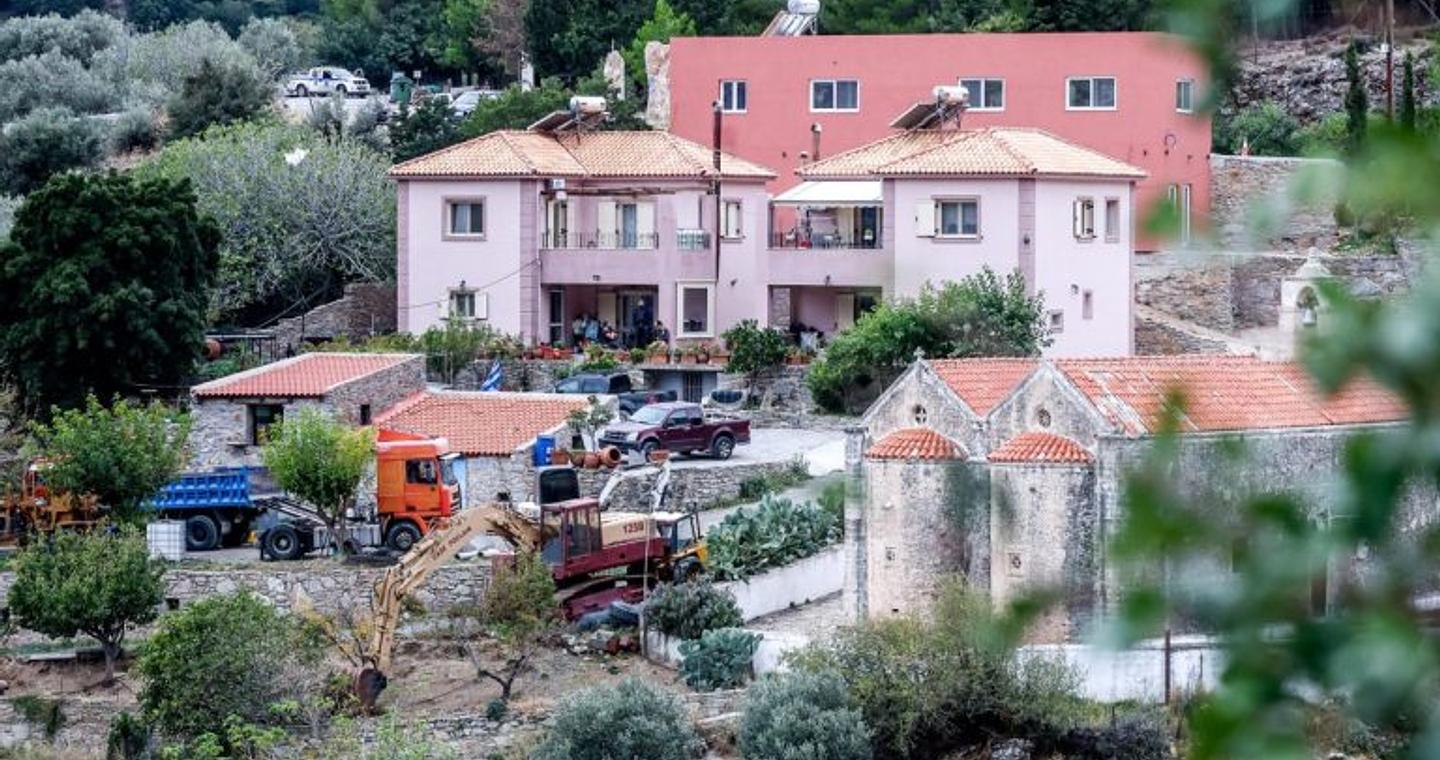 «Φρούριο» τα Βορίζια: Σήμερα στις 14:00 η κηδεία του 39χρονου – Αναζητούνται τρία άτομα, ανάμεσά τους ο γιος της 56χρονης που σκοτώθηκε – Φόβοι για αντίποινα