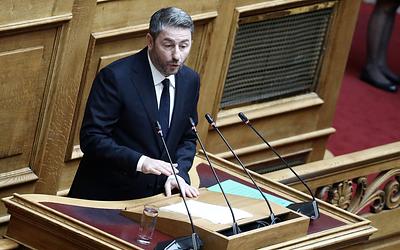 Το ΠΑΣΟΚ χάνει έδαφος; Τα λάθη στρατηγικής που αποδυναμώνουν την αντιπολίτευση