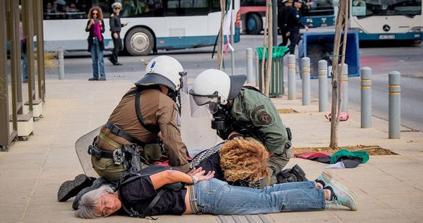 ΜΑΤ εναντίον διαδηλωτών στη Σούδα – “Είμαστε οι δάσκαλοι των παιδιών σας”