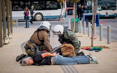 Ένταση στη Σούδα: ΜΑΤ εναντίον διαδηλωτών σε άφιξη ισραηλινού κρουαζιερόπλοιου