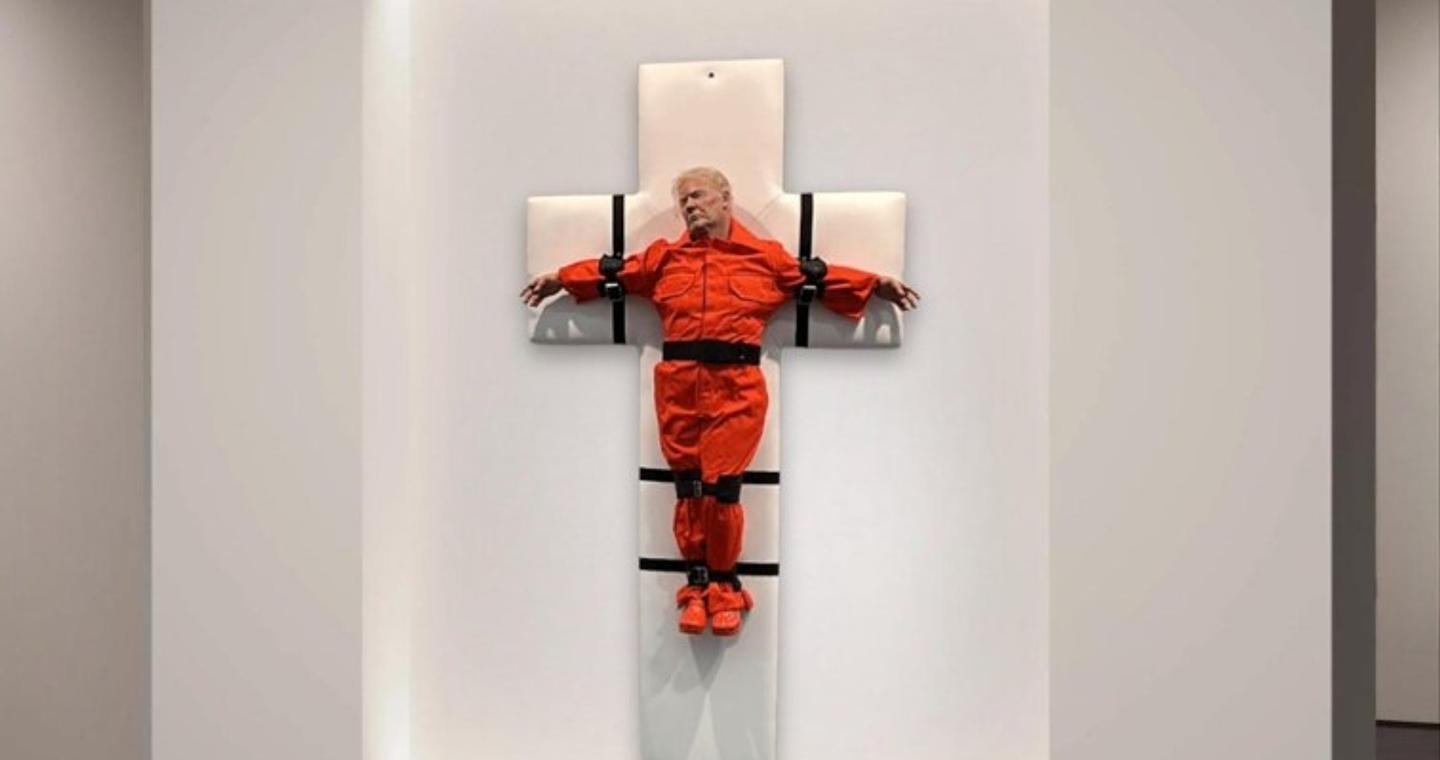 Το άγαλμα του «εσταυρωμένου θανατοποινίτη» Ντόναλντ Τραμπ εκτίθεται στη Βασιλεία