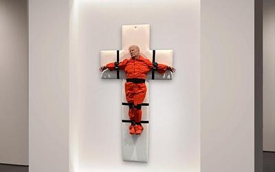 Σάλος στην Ελβετία: Γλυπτό του Τραμπ σε στάση… εκτέλεσης!