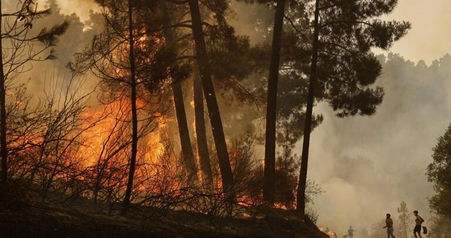 Καύσωνας και πυρκαγιές δοκιμάζουν τη νότια Ευρώπη