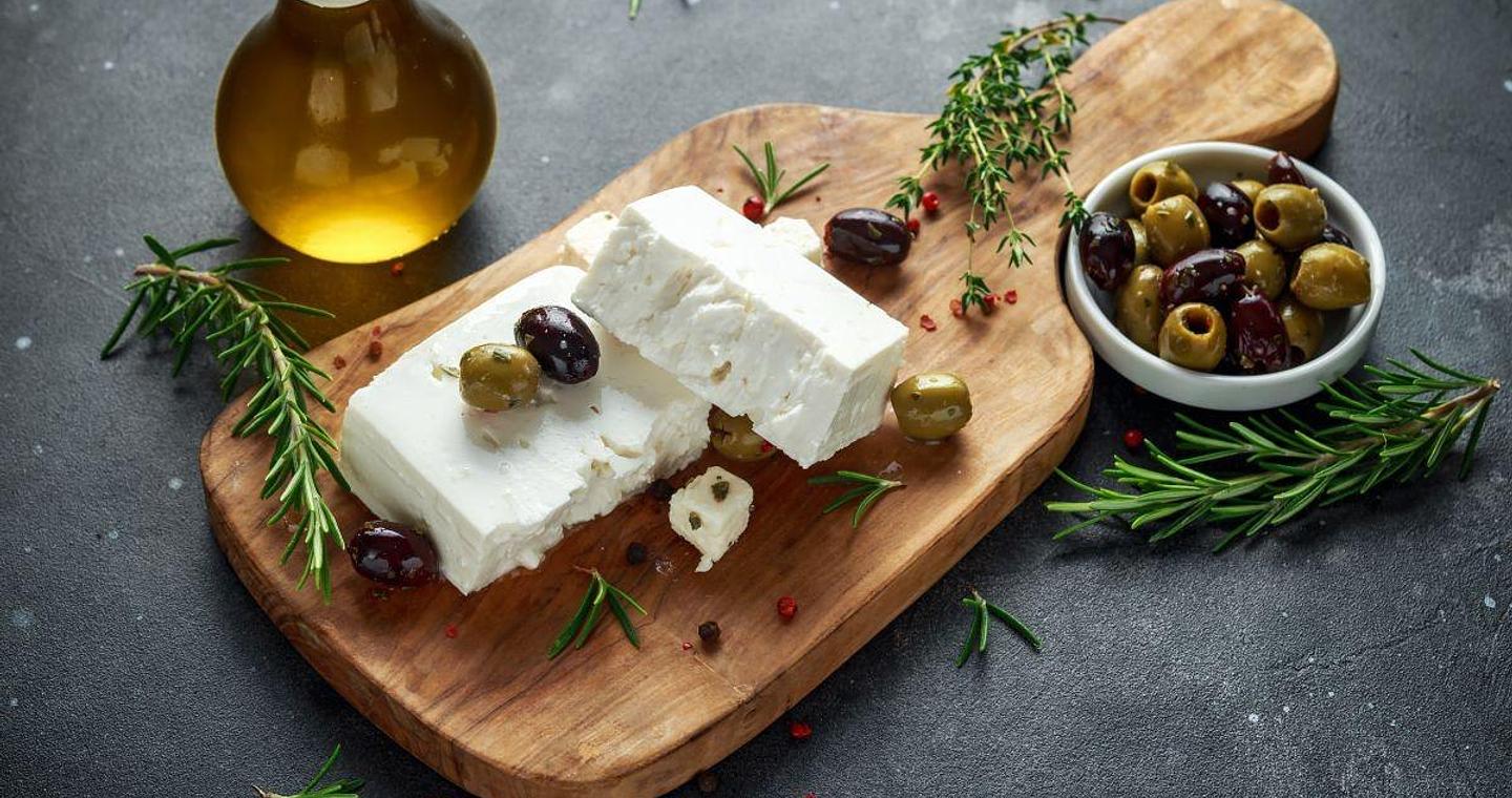 Bloomberg: Οι Τούρκοι οδηγούν ώρες για να αγοράσουν τυρί από την Ελλάδα