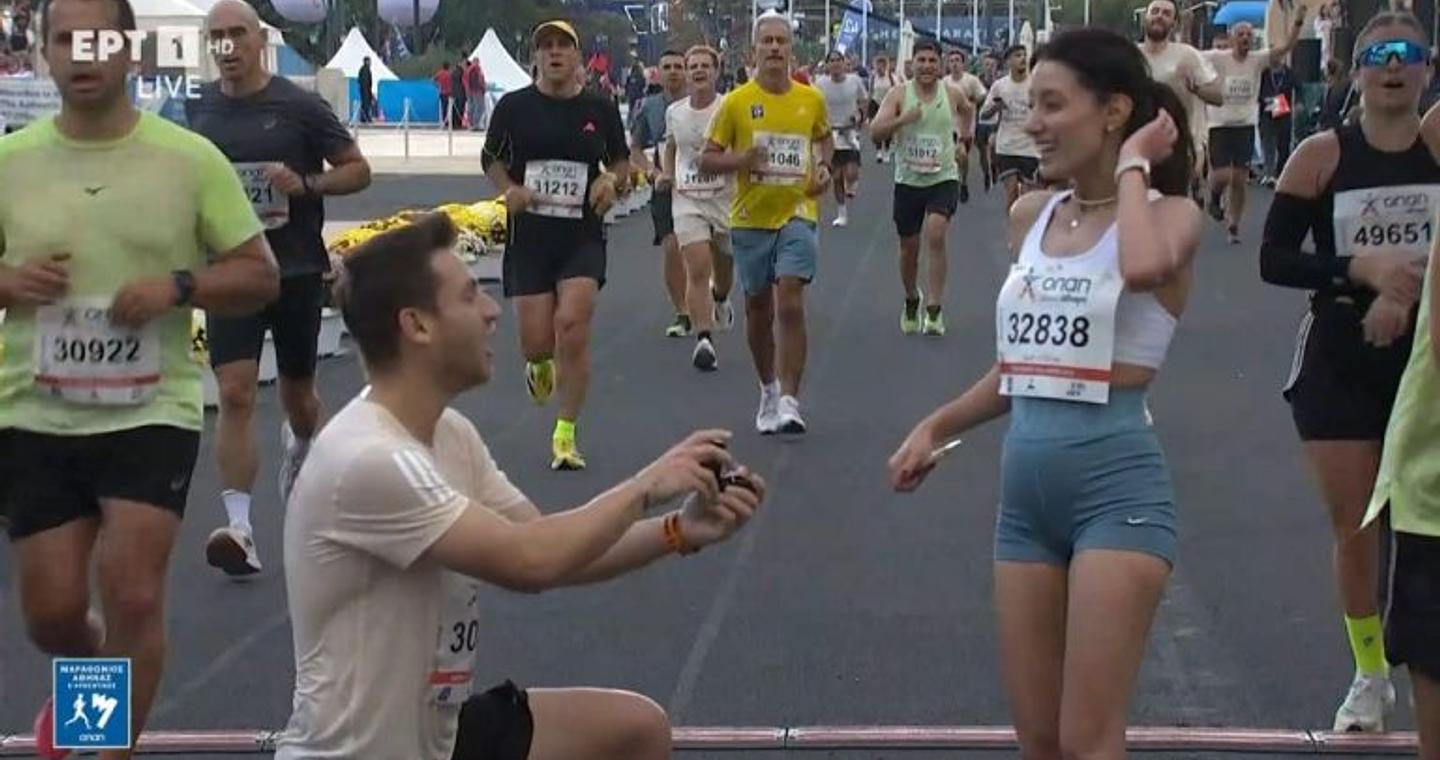 42ος Μαραθώνιος: Δρομέας κάνει πρόταση γάμου στον τερματισμό των 10χλμ – Τη στιγμή απαθανάτισε η κάμερα της ΕΡΤ (video)