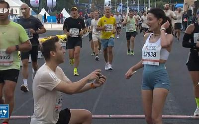 Έκπληξη στον Μαραθώνιο: Πρόταση γάμου και «ναι» που συγκίνησε την Αθήνα!