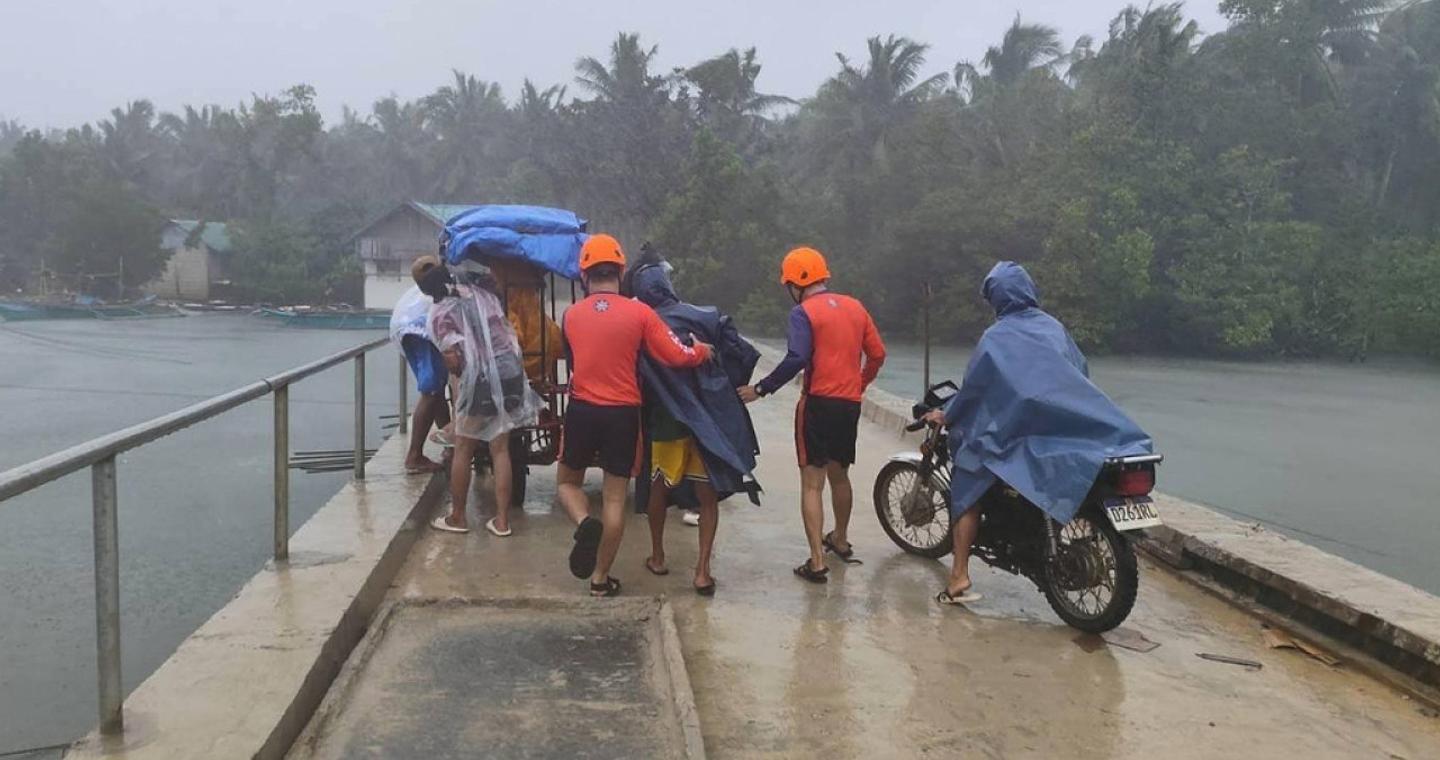 Ο υπερτυφώνας Φουνγκ-γουόνγκ σφυροκοπά με μανία τις Φιλιππίνες - Τουλάχιστον 2 νεκροί (Βίντεο)