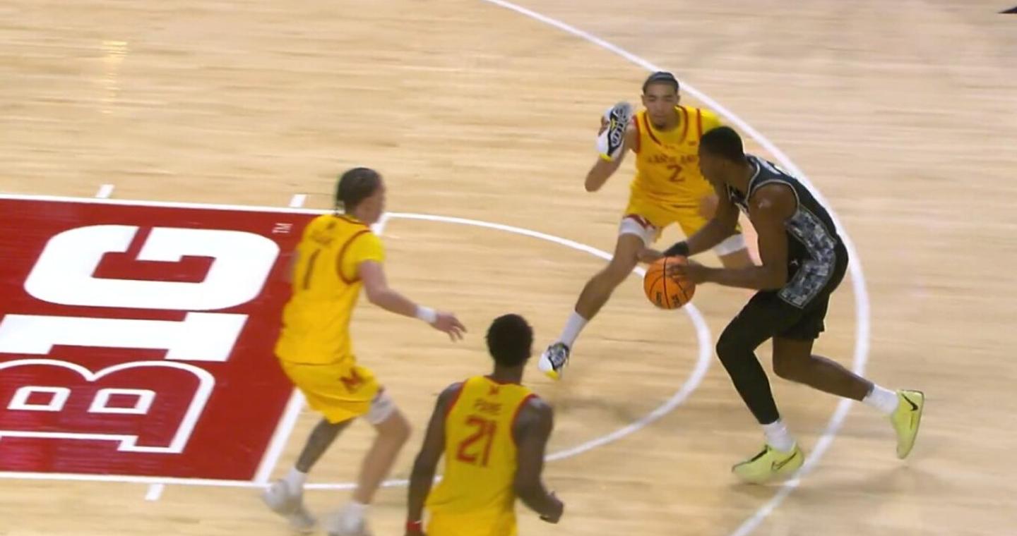 Φοβερή φάση στο NCAA: Παίκτης του Μέριλαντ πέταξε το παπούτσι του για να κλέψει τη μπάλα από αντίπαλο (vid)