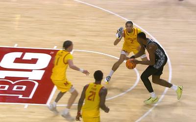 NCAA: Πέταξε το παπούτσι του στον αντίπαλο για να κλέψει μπάλα!