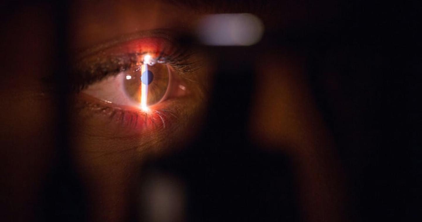 Τρέμουλο στο μάτι: Τι το προκαλεί και πότε να ανησυχήσετε