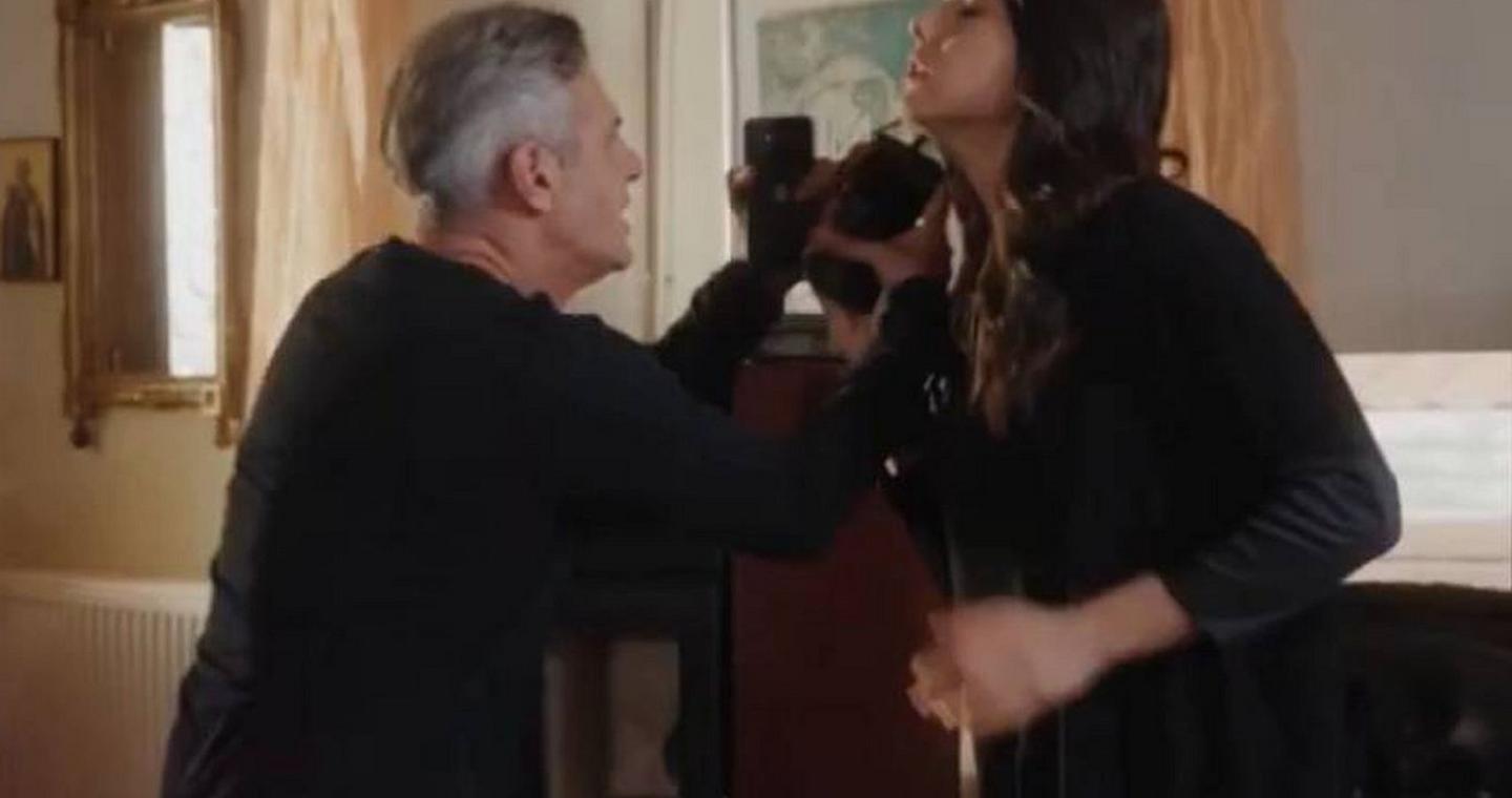 Γη της ελιάς: Ο Αντώνης συγκρούεται έντονα με τη Στέλλα και, θολωμένος, χάνει τον έλεγχο και τη σκοτώνει