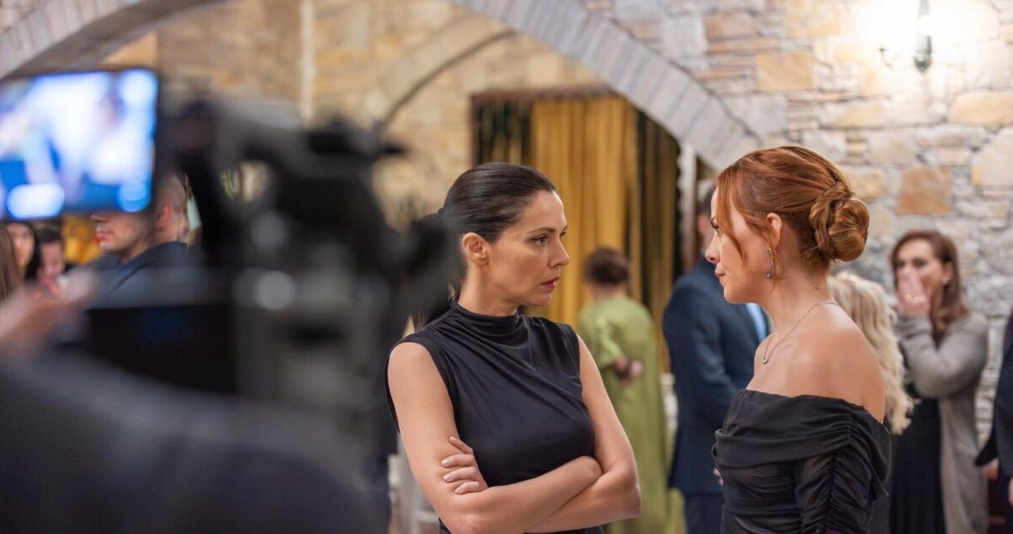 Μία νύχτα μόνο: Νέες backstage φωτογραφίες από τα γυρίσματα της μοναδικής σειράς του MEGA