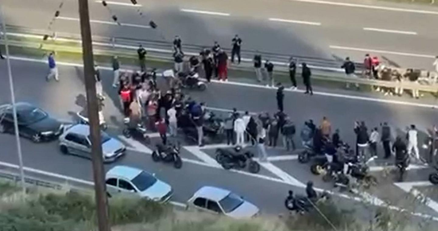 Χαλκίδα: Έκλεισαν την εθνική οδό για να κάνουν κόντρες με «παπάκια» -Εγκλωβίστηκαν οδηγοί αυτοκινήτων [βίντεο]