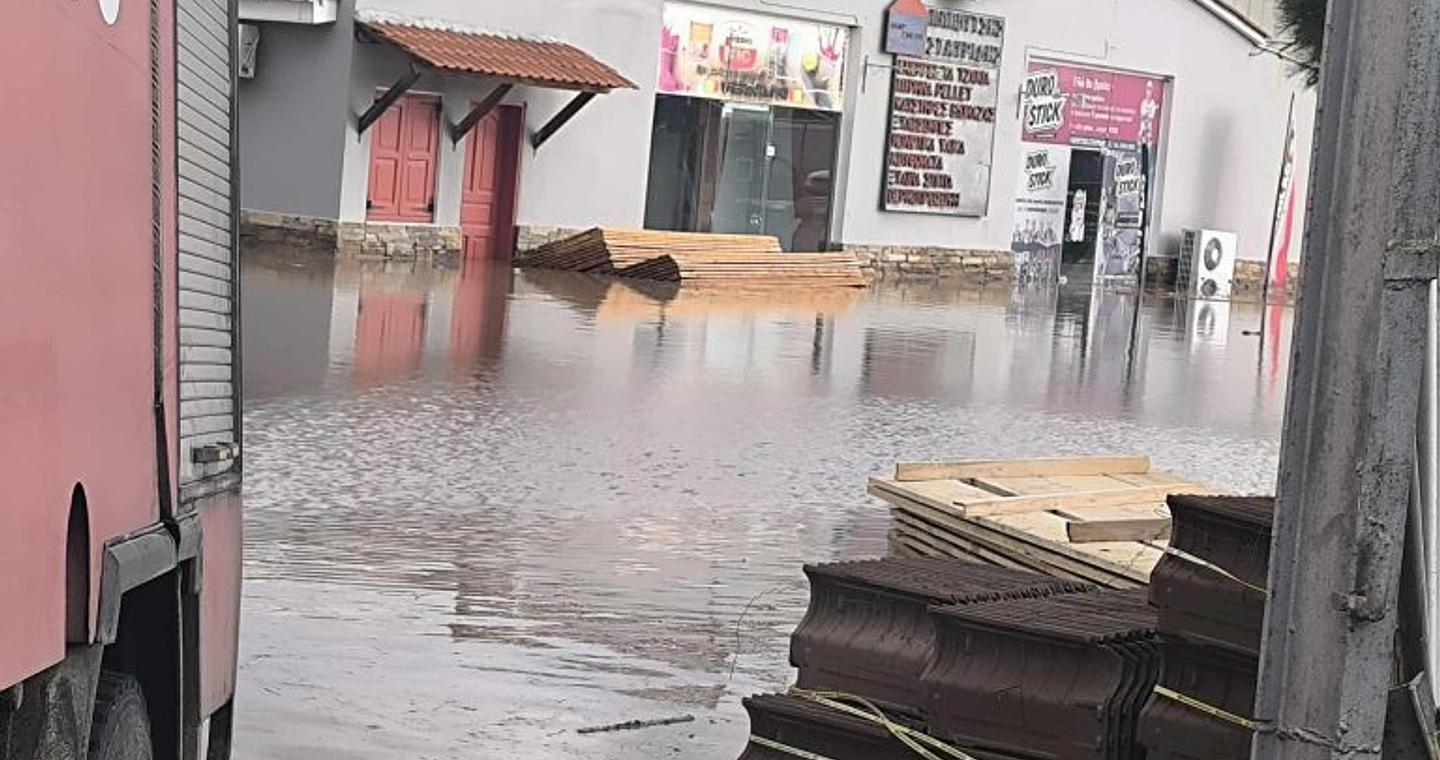 «Βούλιαξε» η Σκάλα Καλλονής της Λέσβου από την κακοκαιρία – «Έσπασε» ο ποταμός Τσικνιάς σε δύο σημεία