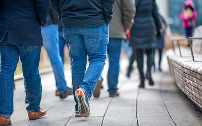 Πρόστιμο για γρήγορο περπάτημα; Απίστευτες αντιδράσεις για το νέο μέτρο!