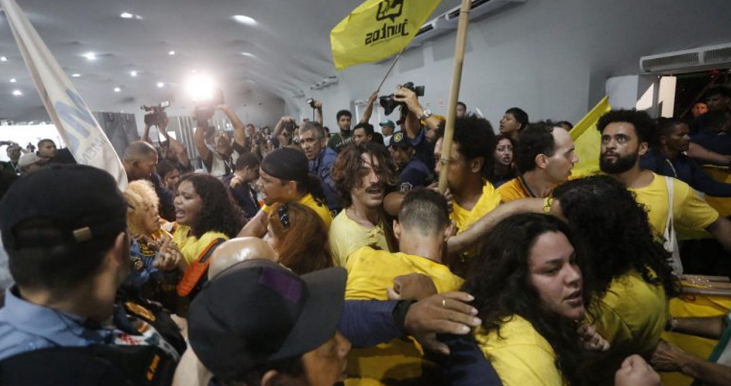 Διαδηλωτές εισέβαλαν με κοντάρια στον χώρο της Διάσκεψης COP30 – Συγκρούσεις με τους φρουρούς ασφαλείας (Βίντεο)