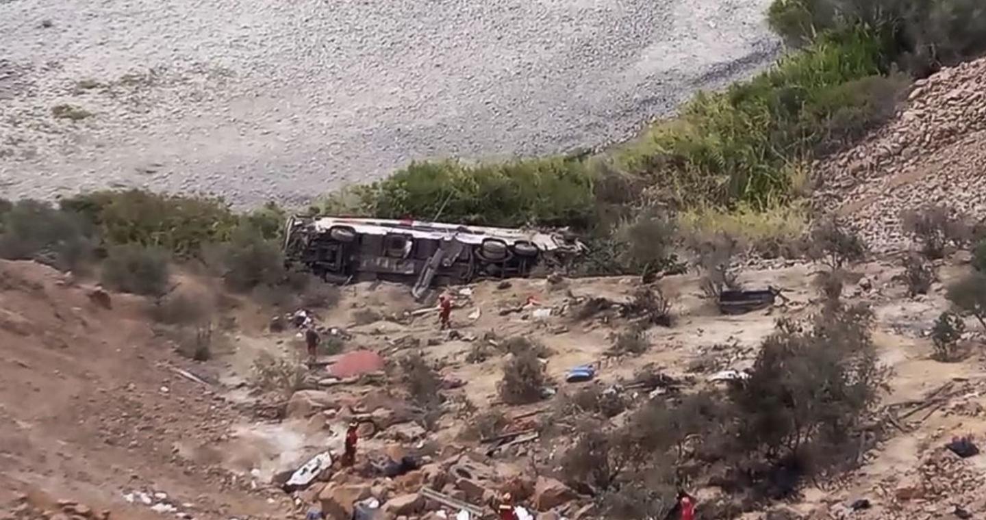 Περού: Τουλάχιστον 37 νεκροί από τροχαίο δυστύχημα με λεωφορείο