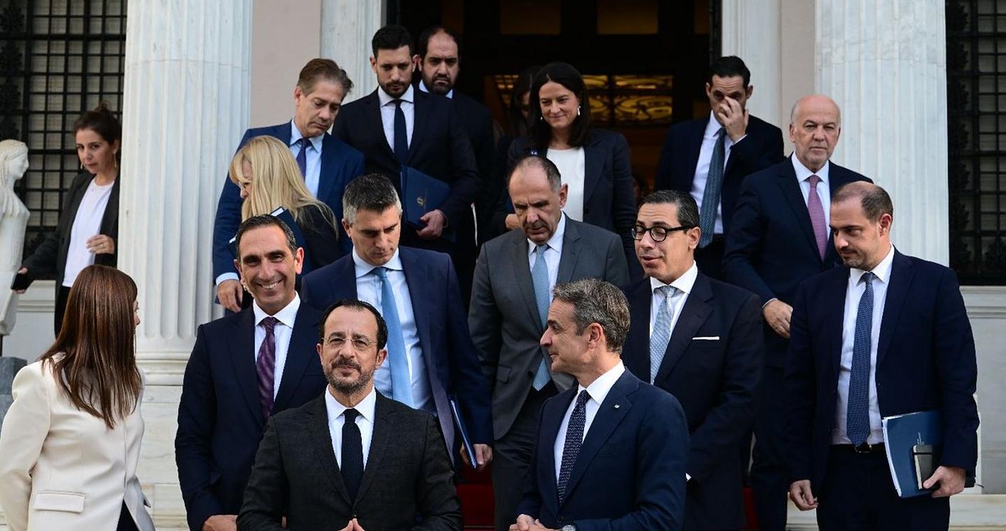 Καρέ-καρέ, πώς στήθηκαν οι 25 Έλληνες και Κύπριοι υπουργοί με Μητσοτάκη και Χριστοδουλίδη για την οικογενειακή φωτό στο Μαξίμου