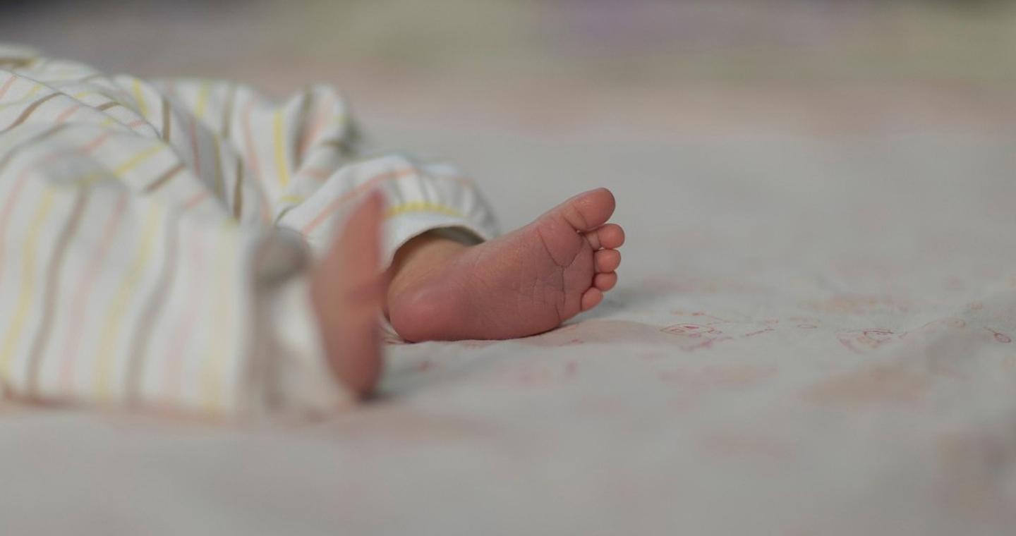 Θεσσαλονίκη: Αγρια κακοποίηση βρέφους από τη μητέρα τους – Του προκάλεσε μόνιμη αναπηρία και καταδικάστηκε σε 3 χρόνια με αναστολή