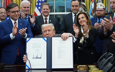 Τέλος στο shutdown: Ο Τραμπ υπογράφει και προκαλεί θύελλα αντιδράσεων